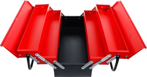 Prázdný kovový kufr na nářadí